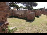 07227 ostia - regio i - insula xii - caseggiato a tabernae (i,xii,10) - westseite - 4. und 5. laden von norden - re - porticus - bli ri sueden - 06-2024.jpg